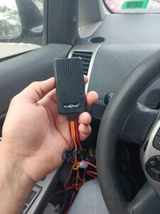 SinoTrack ST-906GL 4G GPS Tracker in car